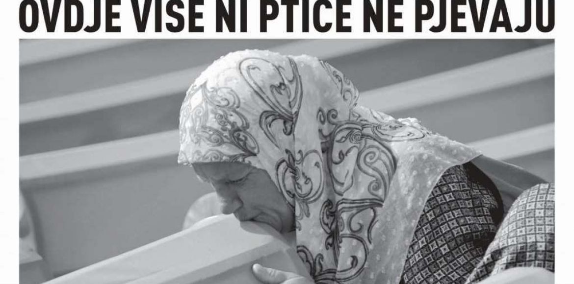 "Ovdje više ni ptice ne pjevaju" izložba fotografija autora Esada Ese Lukača posvećena majkama Srebrenice u Galeriji JU Centra kulture i mladih u Sarajevu